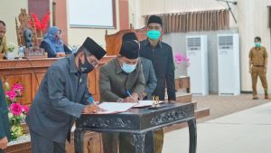 Tanda Tangan Nota Kesepahaman KU-PPAS APBD TA 2021, Ketua DPRD Harap Sumbawa Barat Kembali Dapat Opini WTP
