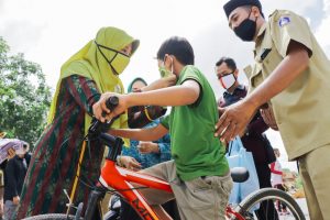 Kampanye Cegah Covid-19, TP-PKK NTB Bagi-bagi Ratusan Ribu Masker