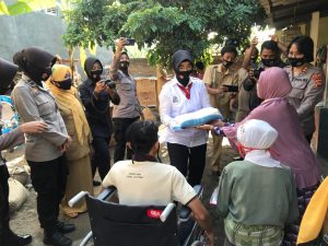 Hari Jadi ke -72 Polwan Polda NTB Gelar Baksos ke Penyandang Disabilitas