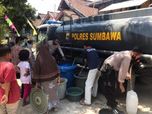 Kemarau Panjang, Polres Sumbawa Salurkan Air Bersih Ke Warga