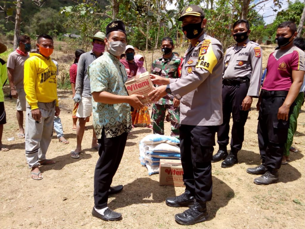 Pastikan Progres Pembangunan MCK Bhayangkari Peduli Tanpa Kendala, Kapolres Lobar Bersama Ketua Cabang Bhayangkari Lobar Tinjau Lokasi