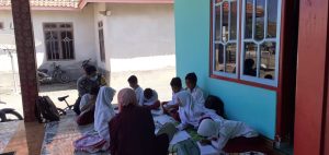 Kepedulian Bhabinkamtibmas terhadap pendidikan di desa terpencil, Belajar door to door di tengah covid-19