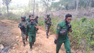 Tim Gabungan Balai KPH Marowa dan Kodim 1608/Bima bersama Kipan A Yonif 742/SWY melaksanakan operasi pencegahan kerusakan hutan di wilayah Kabupaten Bima