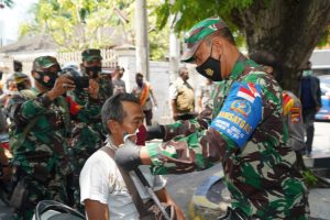Forkopimda NTB Bagi Masker Serentak Dalam Rangka Operasi Yustisi Penggunaan Masker dan Pilkada Serentak