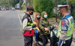 Lakukan Penertiban Perda NTB No.7 tahun 2020, Polsek Senggigi Tindak Pengendara yang Abaikan Keselamatan Berlalulintas