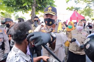 Pastikan Wilayah NTB Disiplin Protokol Kesehatan, Kapolda NTB Pimpin Pembagian Masker Serentak
