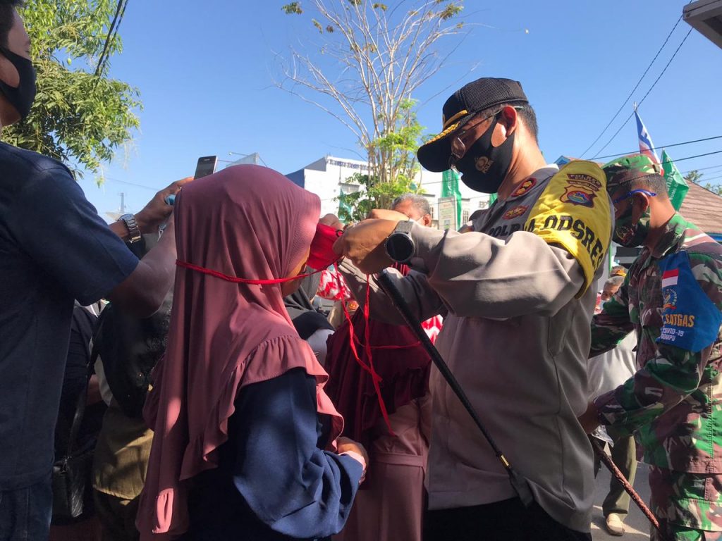 Implementasi Inpres No. 06 2020, Kapolres Dompu Pimpin Pembagian Masker