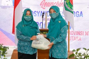 Road Show Terakhir di Pulau Lombok, TP PKK NTB Bagi-bagi Masker Sekaligus Launching Posyandu Keluarga