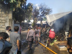 Dalmas Polda NTB Terjunkan Dua Unit AWC saat si-Jago Merah Lalap Rumah Warga