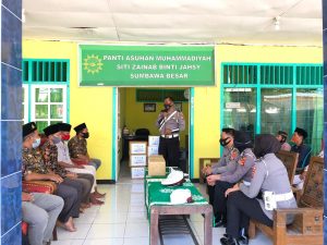 Satlantas Polres Sumbawa Sasar Pesantren Salurkan Bantuan Sosial