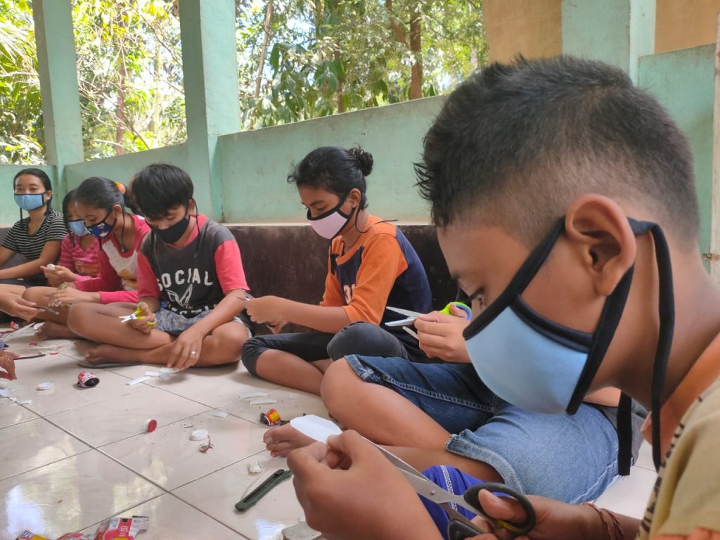 Kerajinan Sampah Desa Kuripan, Ciptakan Kampung Sehat Bebas Sampah dan Serap Tenaga Kerja