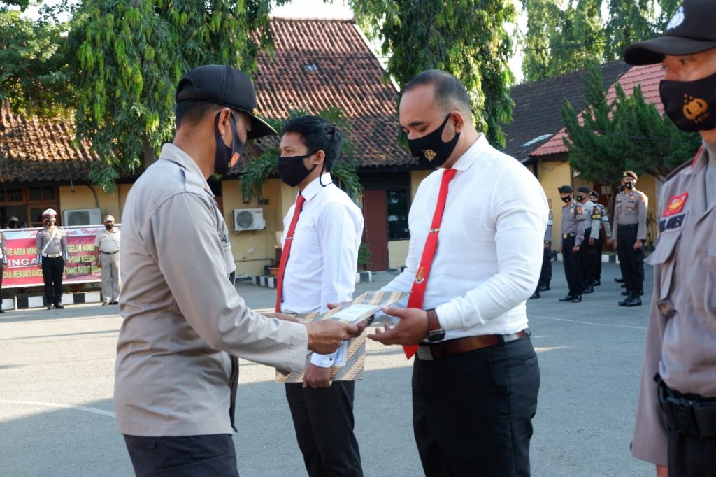 Apresiasi Kinerja Anggota, Kapolres Sumbawa Berikan Penghargaan Saat Upacara Bulanan