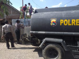 Polsek Dompu salurkan air bersih bagi warga
