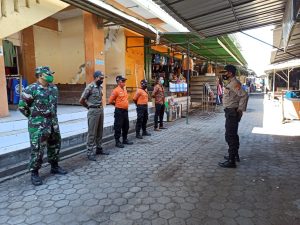 Anggota Piket Posko Terpadu Rutin Sidak Protokol Kesehatan Masyarakat di Pasar Tana Mira