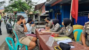 Tim Gabungan kembali lakukan razia penertiban masker di Maluk – Sekongkang, 17 orang diberi sanksi