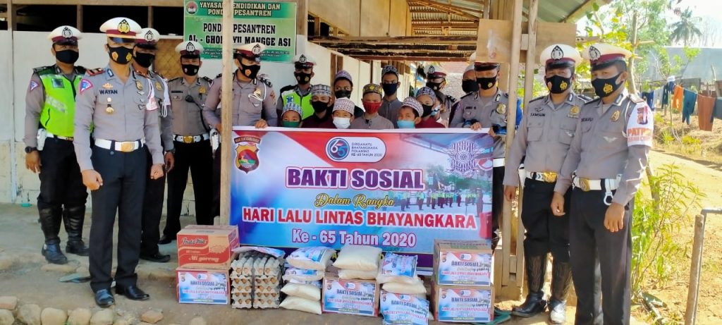 HUT ke-65 Lalu Lintas, Sat Lantas Polres Dompu Bagi Sembako, Air Bersih dan  Bersihkan Tempat Ibadah
