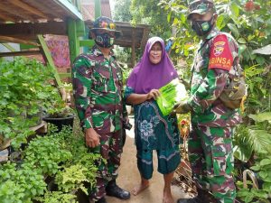 Satgas TMMD 109 Kodim 1607/Sumbawa Berikan Bantuan Paket Sembako Kepada Warga