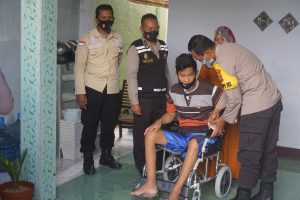 Terharu, Polres Sumbawa Berikan Kursi Roda Untuk Brigadir Andi