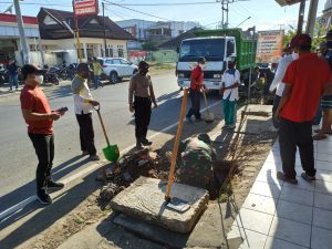Ciptakan Lingkungan Bersih Sehat, TNI Polri Sumbawa Barat bersihkan drainase di Dalam Kota Taliwang