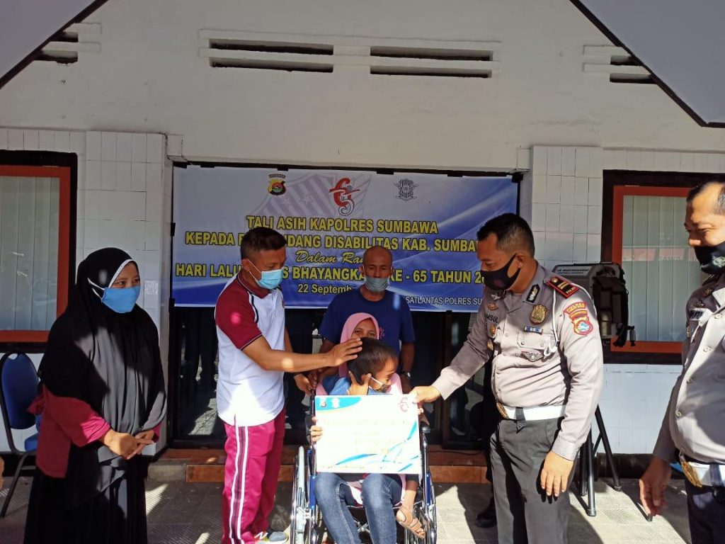Satlantas Beri Bantuan 3 Unit Kursi Roda Untuk Difabel dan Puluhan Paket Sembako