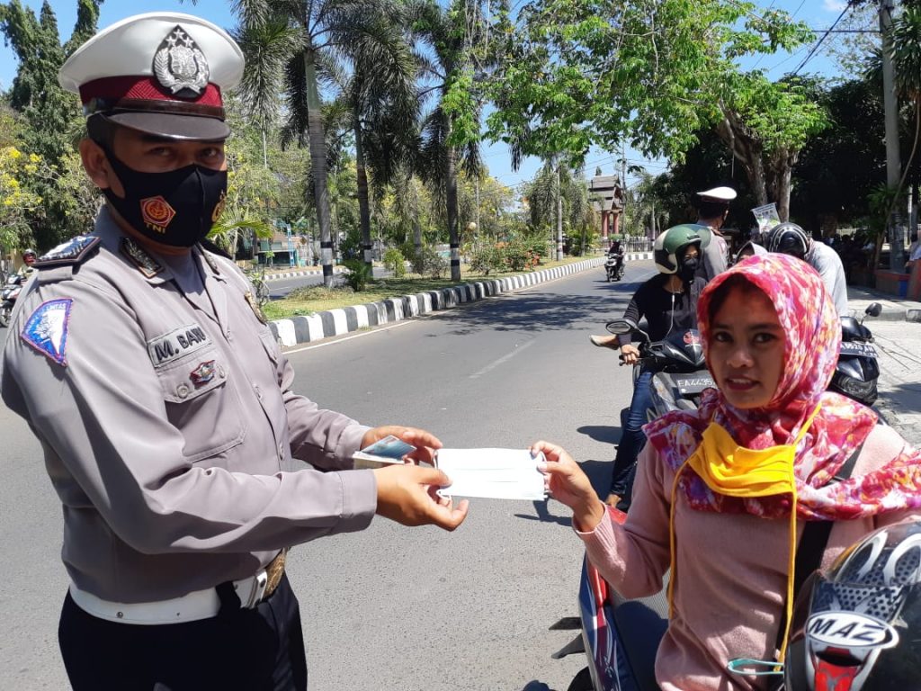 Kreatif, Sticker Ajakan “AYO MEMAKAI MASKER” Edukasi Warga Sumbawa