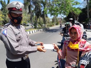 Kreatif, Sticker Ajakan “AYO MEMAKAI MASKER” Edukasi Warga Sumbawa