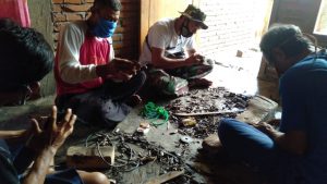 Anggota Satgas TMMD 109, Motivasi Pengrajin Tradisional Seni Pembuat Sarung Parang Khas Sumbawa.