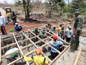 Potret Kebersamaan Satgas TMMD 109 Dengan Masyarakat Kerjakan Pembangunan Jembatan