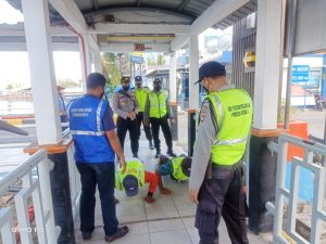 Hindari Penyebaran Covid-19 di Kawasan Pelabuhan, Polsek Lembar Beri Tilang Disiplin Kepada 14 Pelanggar