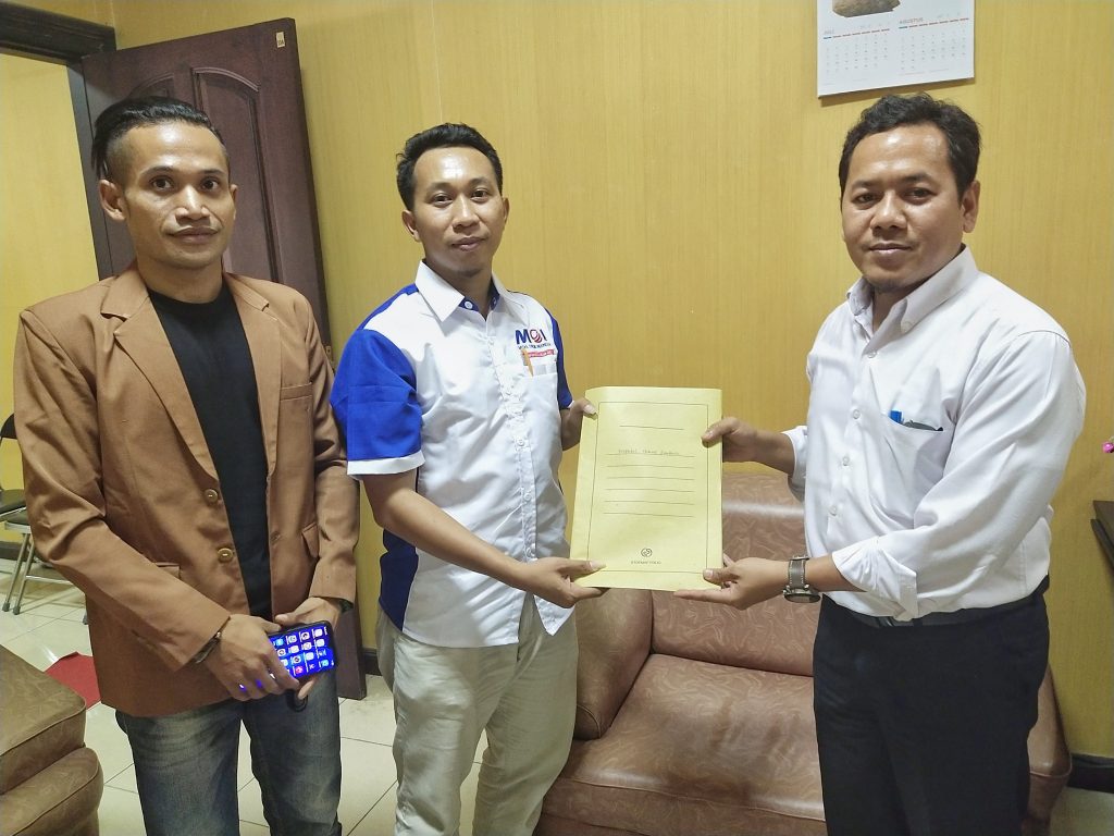 Serahkan Legalitas, Pemda Sumbawa Dukung Rencana  Rakercab Media Online Indonesia Sumbawa