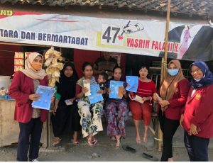 Bagi Masker dan Handsanitiser di Labu Lalar, Mahasiswa UMM Edukasi Masyarakat Dalam Hadapi Pandemi Covid-19
