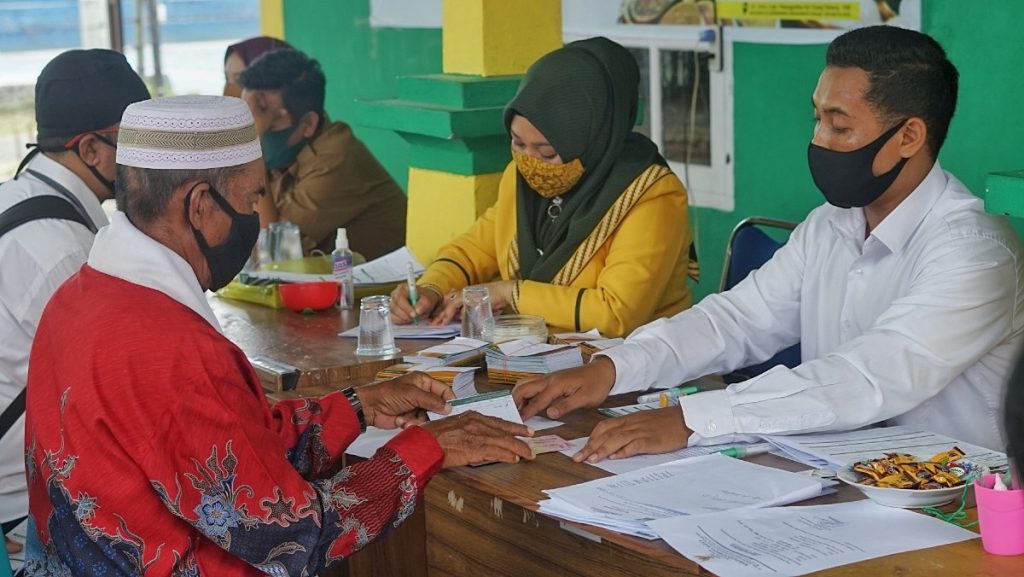 Padati Kantor Baznas, Hukum Masjid, TPQ dan Guru Ngaji di Sumbawa Barat Terima Insentif