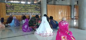 Selain Mengerjakan Sasaran Fisik, Anggota Satgas TMMD 109 Ajarkan Anak – anak Mengaji.