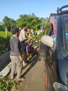 Luarbiasa, Bhabinkamtibmas di KSB Rela Masuk Selokan Bantu Warga Siapkan Lomba Kampung Sehat