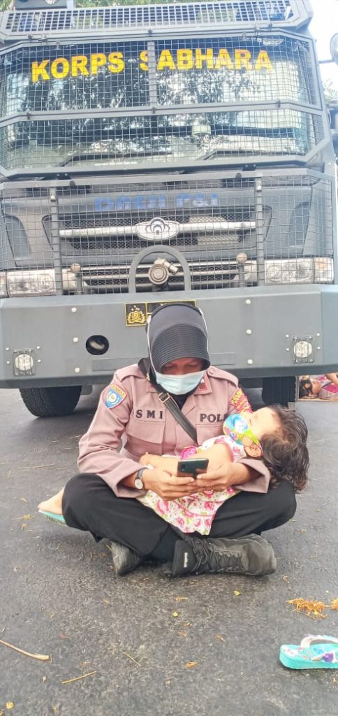 VIRAL Kisah Polwan Amankan Sidang Sangketa Pilkada Sambil Gendong Anaknya