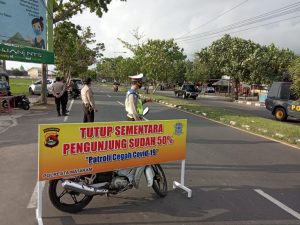 Ramai Pengunjung, Polsek Ampenan Batasi dan Tutup Akses Pariwisata