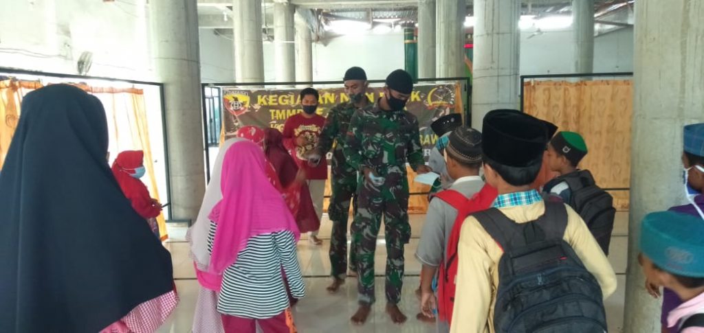 Sambil Belajar Mengaji, Puluhan Anak di Lokasi TMMD 109 Sumbawa Diberi Masker dan Edukasi Protokol Kesehatan
