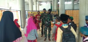Sambil Belajar Mengaji, Puluhan Anak di Lokasi TMMD 109 Sumbawa Diberi Masker dan Edukasi Protokol Kesehatan
