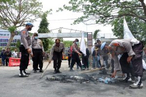 Usai Demo, Polisi Dan Mahasiswa di Sumbawa Bersihkan Sampah Bersama-sama