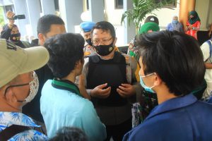 Polresta Mataram Kawal Demonstrasi UU Cipta Kerja dengan Humanis