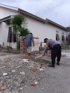 Bhabinkamtibmas Mengabdi, Bantu Warga Gotong Royong Bersihkan Lingkungan