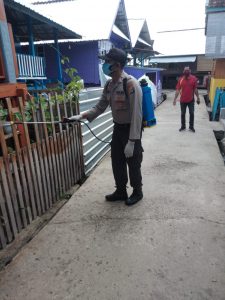 Perlu Dicontoh, Kolaborasi TNI Polri Semprot Cairan Disinfektan di Rumah Warga