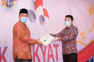 Gubernur dan Wamen ATR/BPN bagi 1.689 Sertifikat Tanah kepada Masyarakat