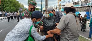 Usai Demo, Danrem 162/WB Berserta Jajaran, Mahasiswa dan Polisi Bersih Sampah di Depan Kantor DPRD NTB