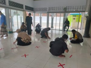Tanda Jaga Jarak Sholat di Masjid Desa Kuripan Diperbaharui Kembali