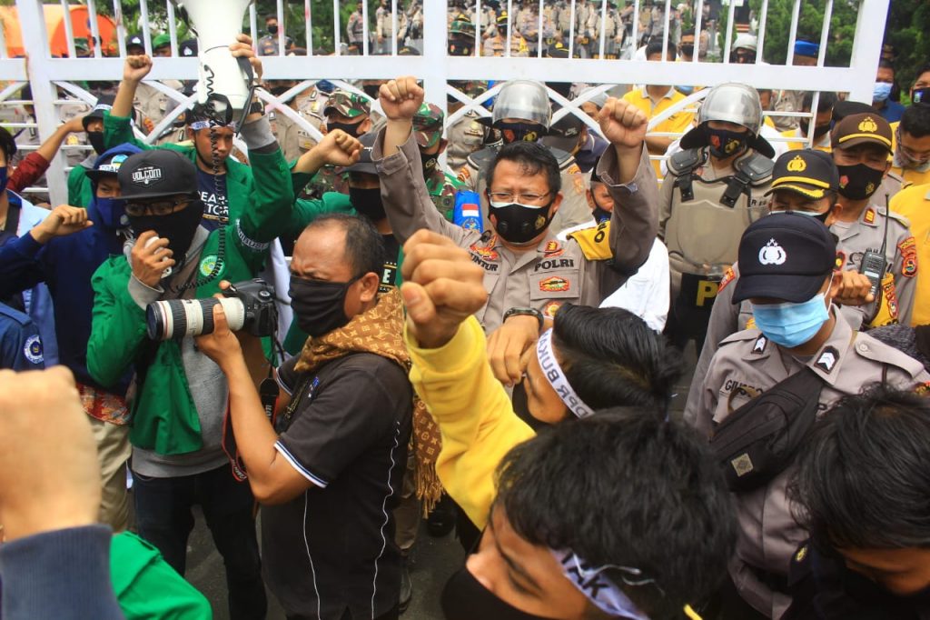 Massa Tolak UU Omnibus Law Kembali Lakukan Aksi, Polisi Amankan Dengan Humanis, DPRD NTB Kondusif
