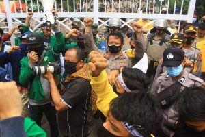 Massa Tolak UU Omnibus Law Kembali Lakukan Aksi, Polisi Amankan Dengan Humanis, DPRD NTB Kondusif