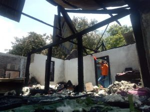 Polisi Olah TKP Kebakaran Rumah di Desa Kalabeso Sumbawa