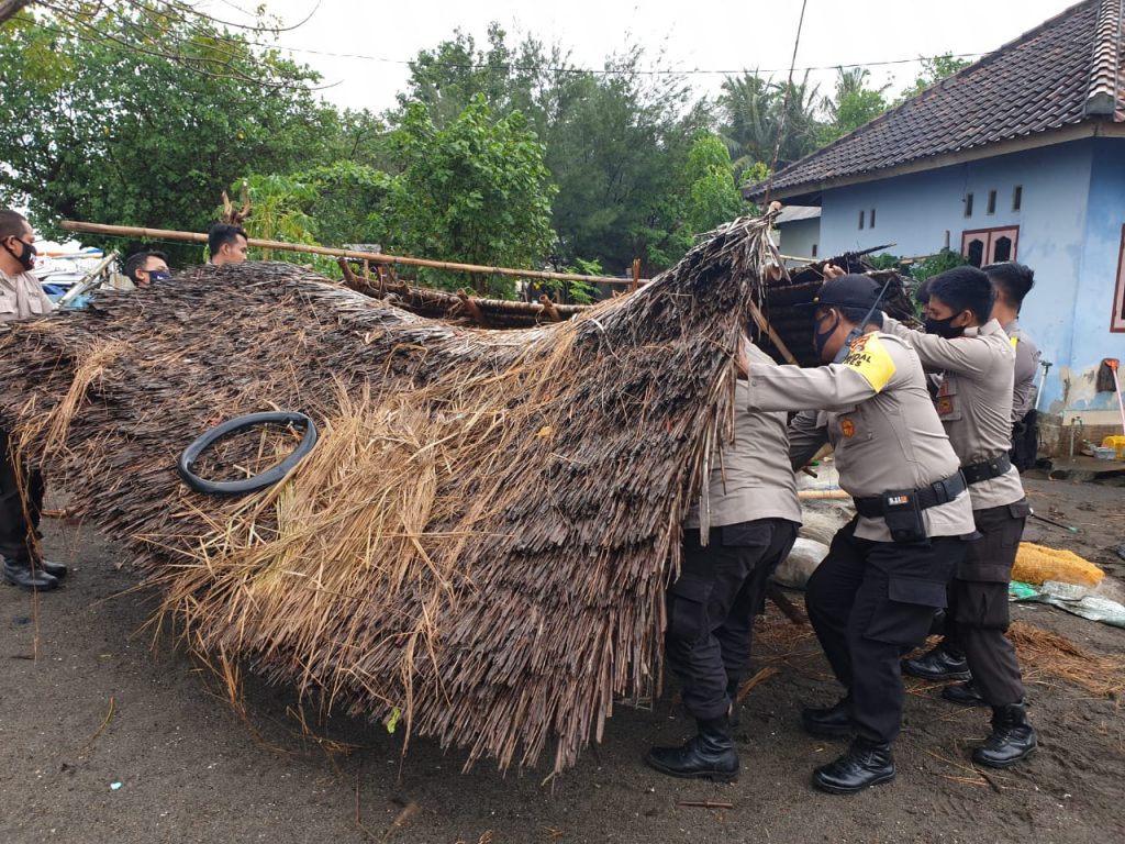 Angin Puting Beliung Sapu Dusun Induk Desa Taman Ayu, Personel Polres Lombok Barat Turun Tangan Bantu Warga