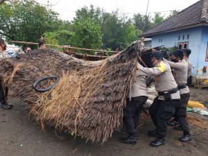 Angin Puting Beliung Sapu Dusun Induk Desa Taman Ayu, Personel Polres Lombok Barat Turun Tangan Bantu Warga